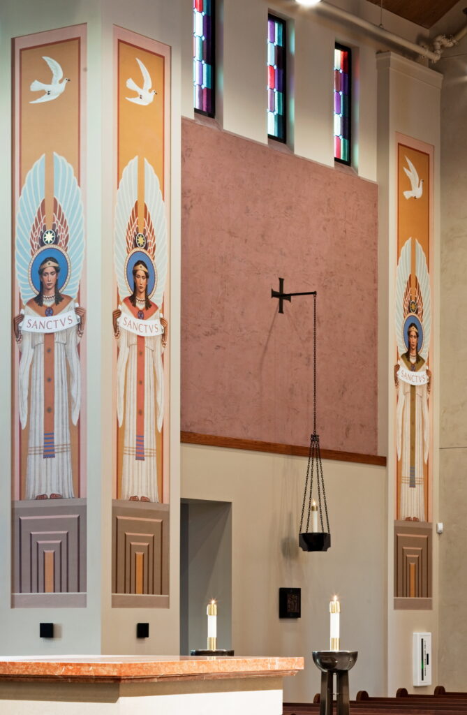 Decorative angels adorning columns, photo Tom Kessler 2012
