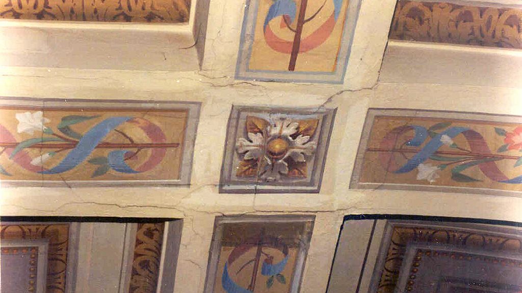decorative plaster ceiling before restoration